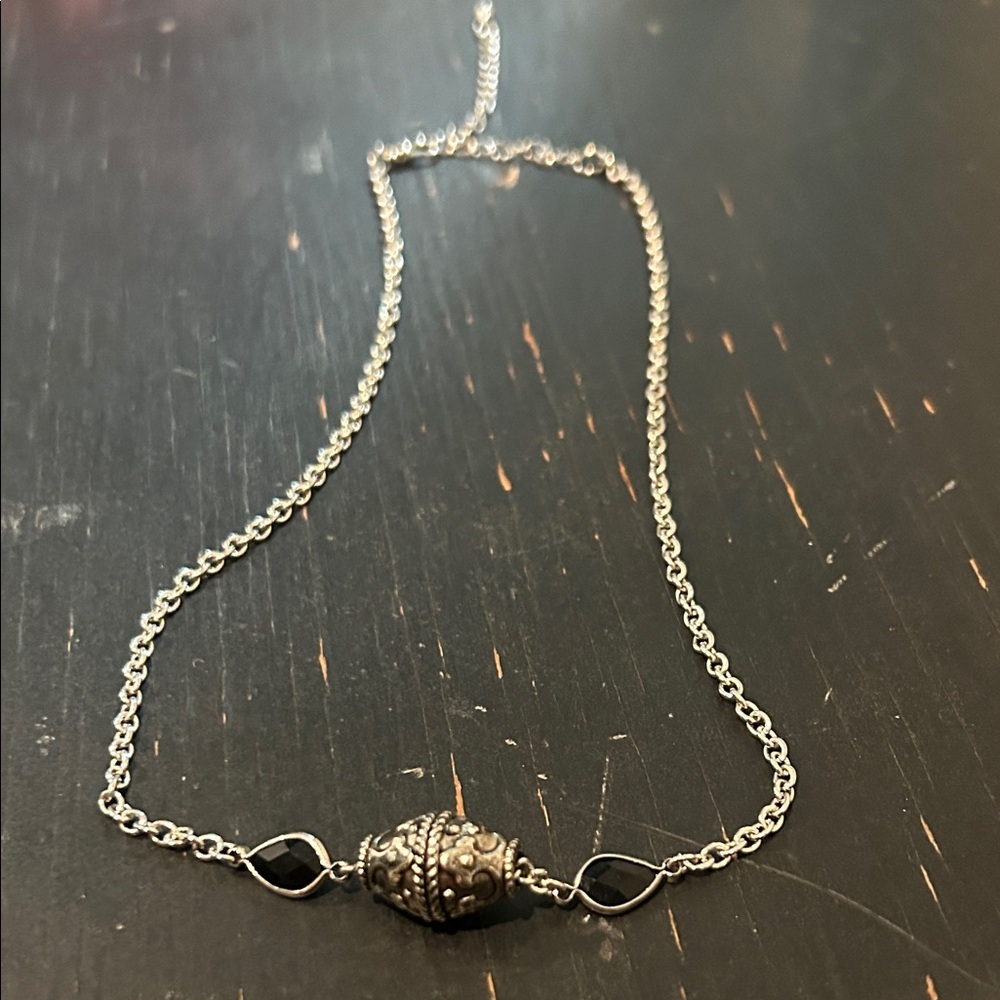 Elegant Silver Pendant Necklace - Picture 3 of 8